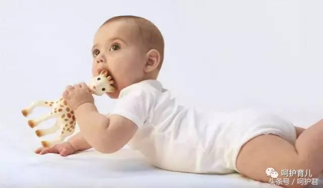 宝宝嘴里经常出现白色东西，喂奶哭闹，这是怎么了？