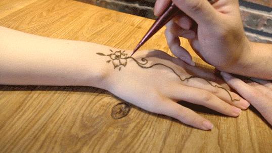 他被称为小周杰伦，却是海娜纹身师、饰品设计师，还是过气网红