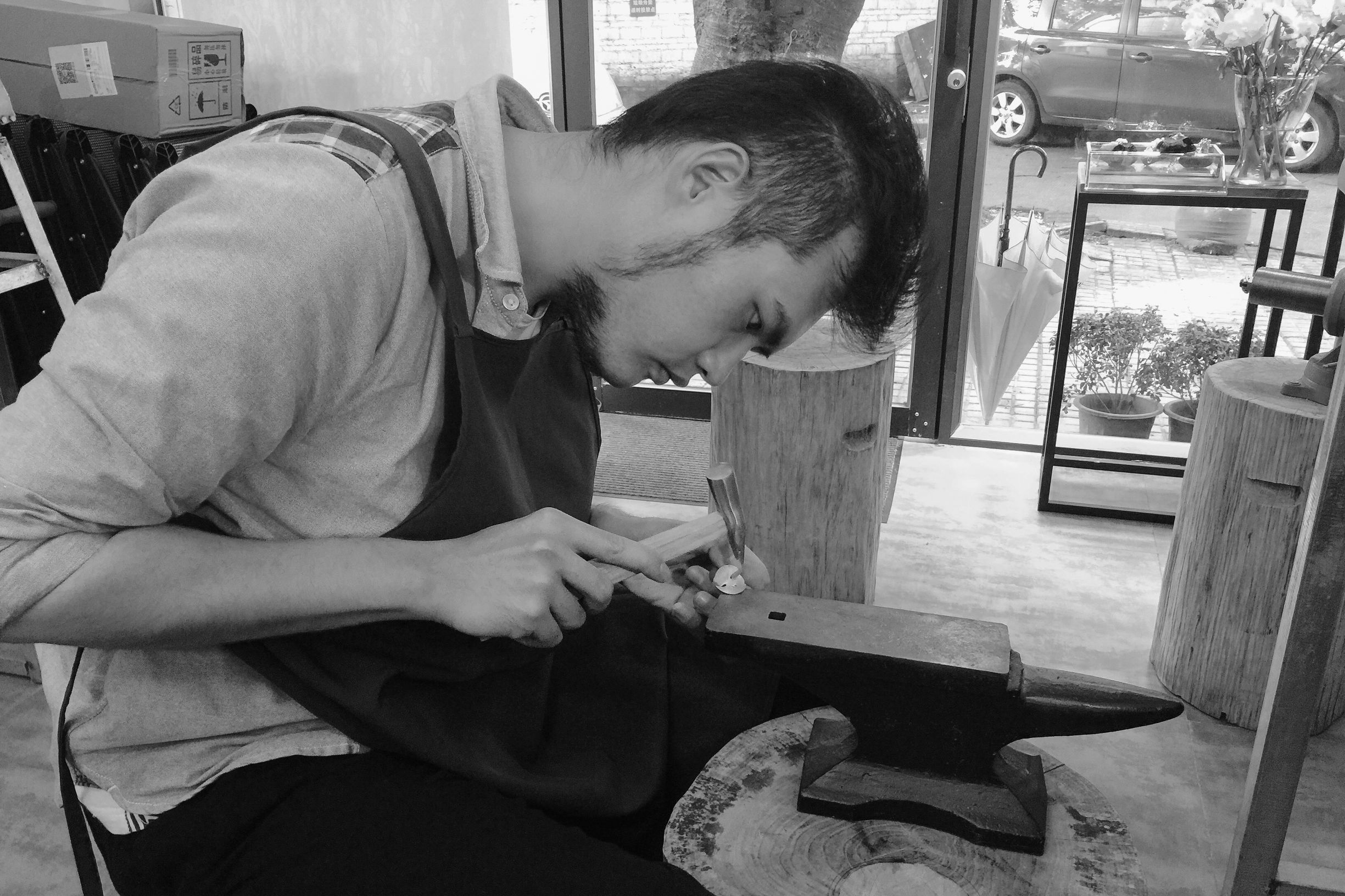 他被称为小周杰伦，却是海娜纹身师、饰品设计师，还是过气网红