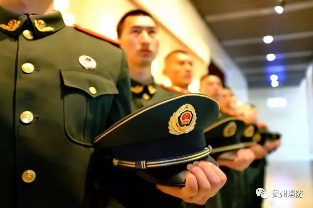 警徽闪耀忠魂视频,警魂闪耀照亮警徽图片