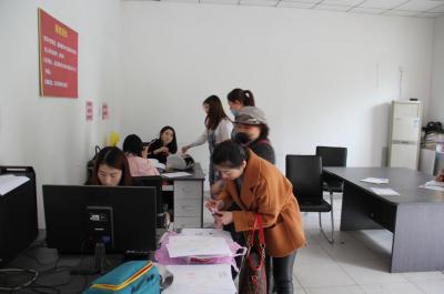 涓璧板湪鍏戝璺笂,涓鍏戝鐜板満