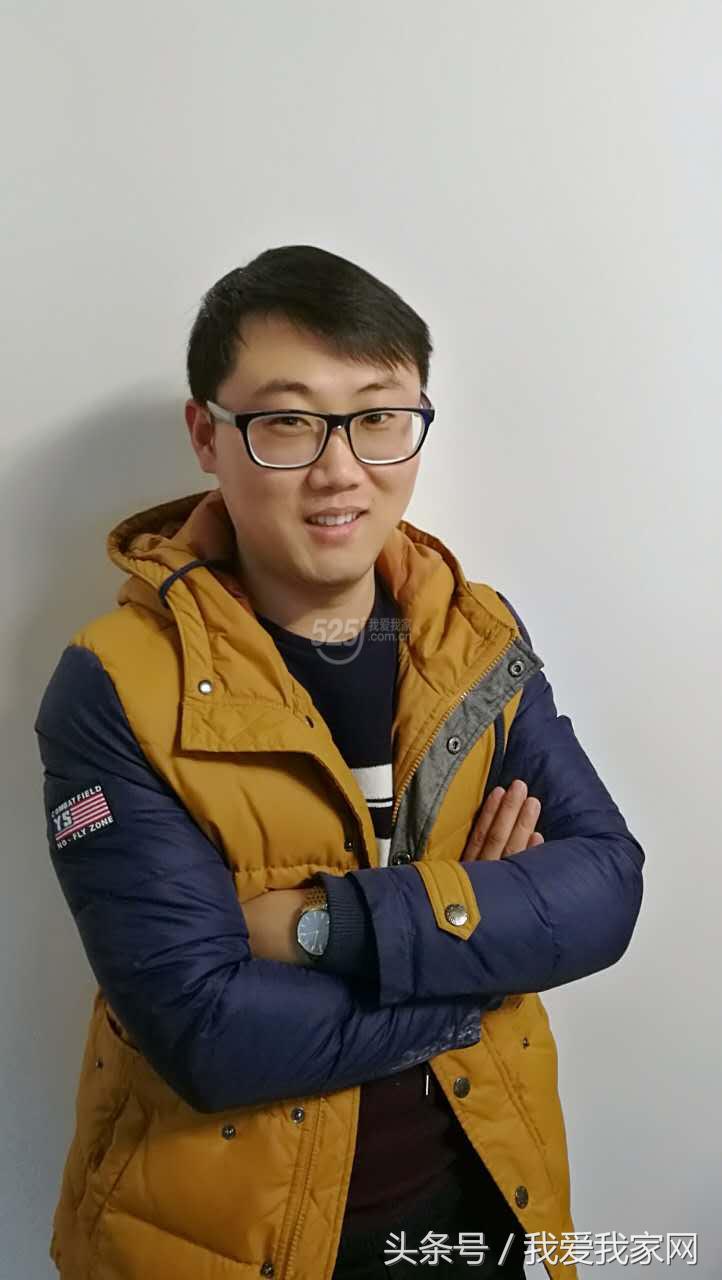 楼梯在正中,楼梯小横梁凸出墙体