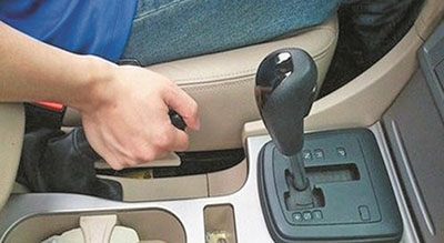 忘记把手刹放下会怎么样,忘记放手刹属于正常现象吗