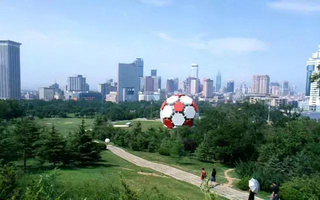 劳动公园大足球内部样子,劳动公园大足球叫什么