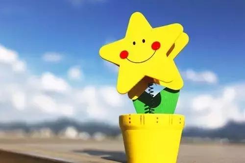 看到校园里陌生的异性同学狼狈淋雨，你会主动帮忙吗？