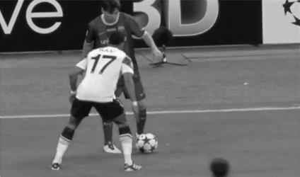 扣球过人技术动作要领,足球虚晃扣球过人