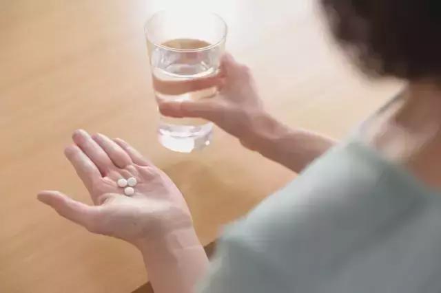 哺乳期生病吃药可以喂奶吗,哺乳期生病可以继续喂奶吗