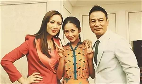 周润发同学，演了一辈子黑老大，向华强不敢惹他，爱妻爱家好男人