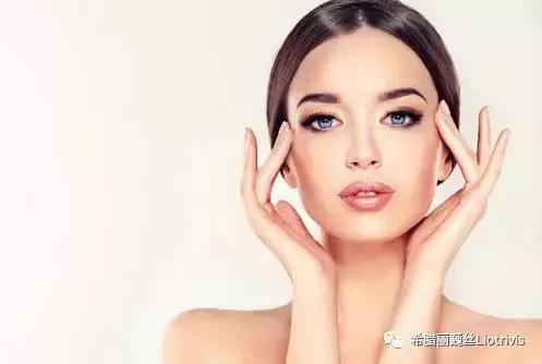 脸上浮粉怎么办？4个诀窍摆脱皮肤起皮尴尬！