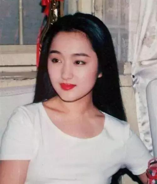 她曾是国民初恋,因谣言消失10年,如今45岁仍优雅甜美!