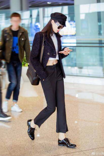 有一种惊艳叫宋茜的机场照,宋茜全黑造型酷帅亮相机场
