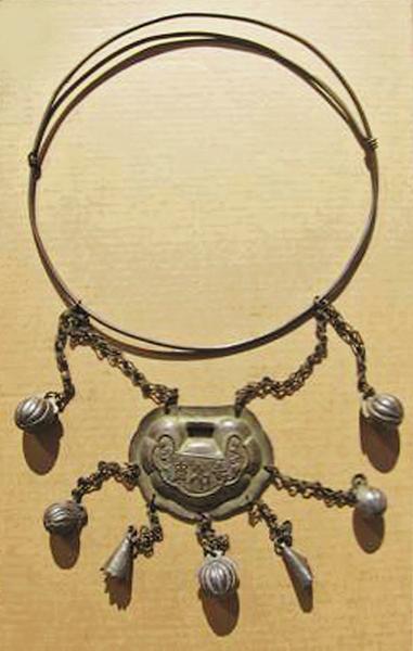 我家的*物文**最不起眼的斗银锁牌和绸围嘴