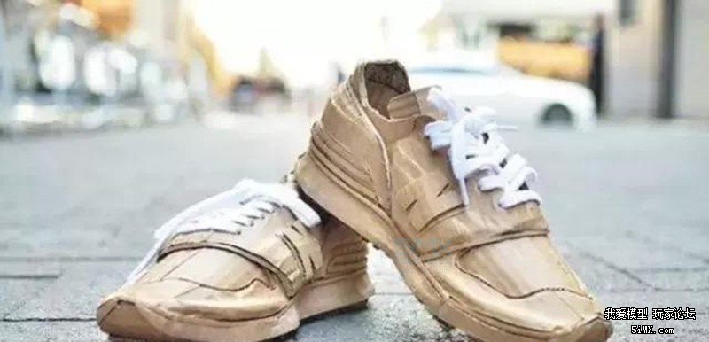 一个日本的萌妹子为了玩模型竟然在废纸堆做这种事情