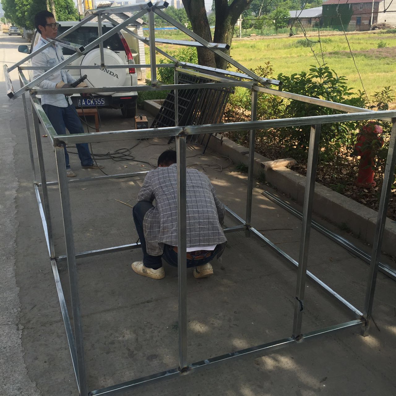 怎么给狗狗做个简易的狗窝,如何自制狗狗户外防雨大型狗窝