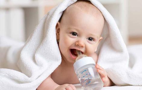 奶粉喂养不需要再喂水吗,奶粉喂养孩子不能吃什么