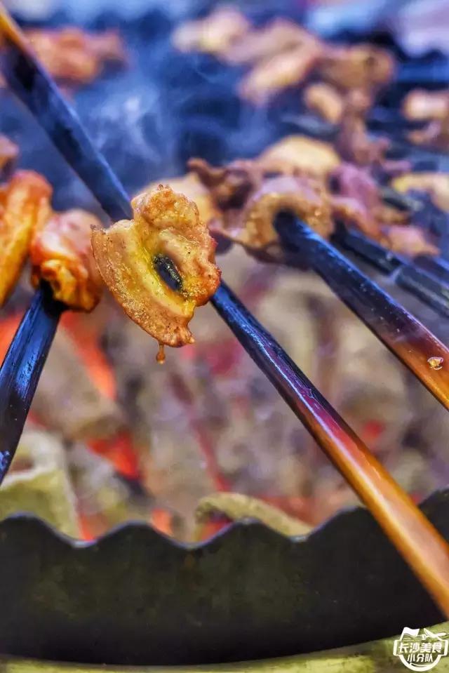 各种特色烧烤欢迎大家都来品尝,最好吃人气最高的烧烤