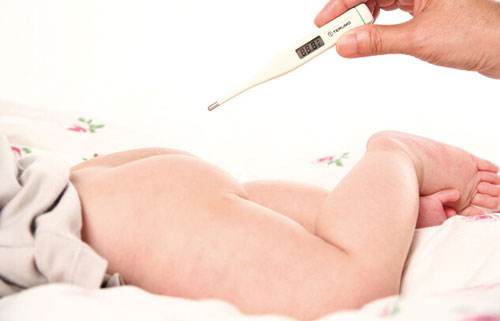 婴儿测肛体温全部过程,宝宝肛测温度标准
