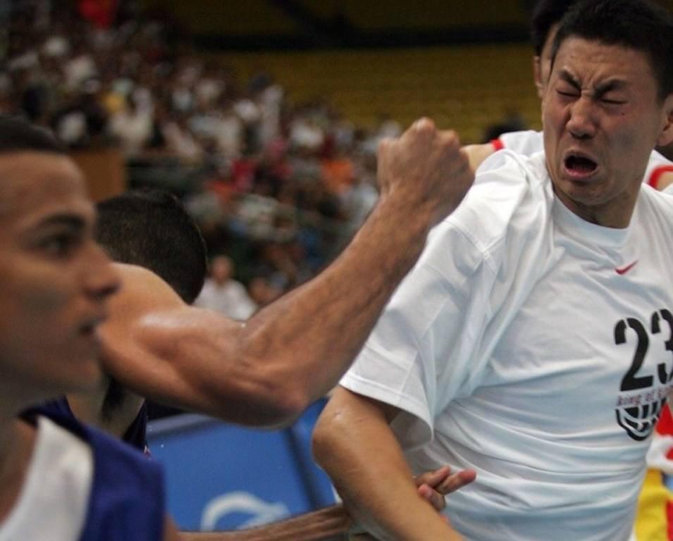 中国男篮十大战神朱芳雨,中国男篮打架朱芳雨