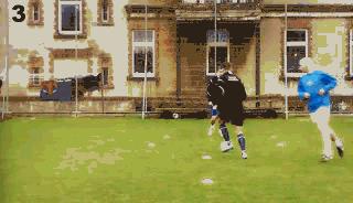 足球传接球结合射门热身,足球训练传接球练习视频