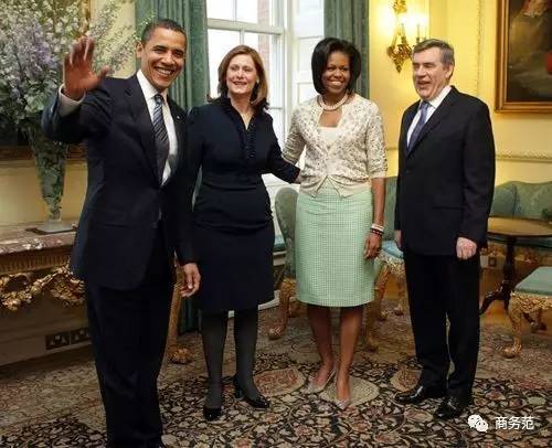 这家店只卖白T恤，一周开半天，门口总排起长队