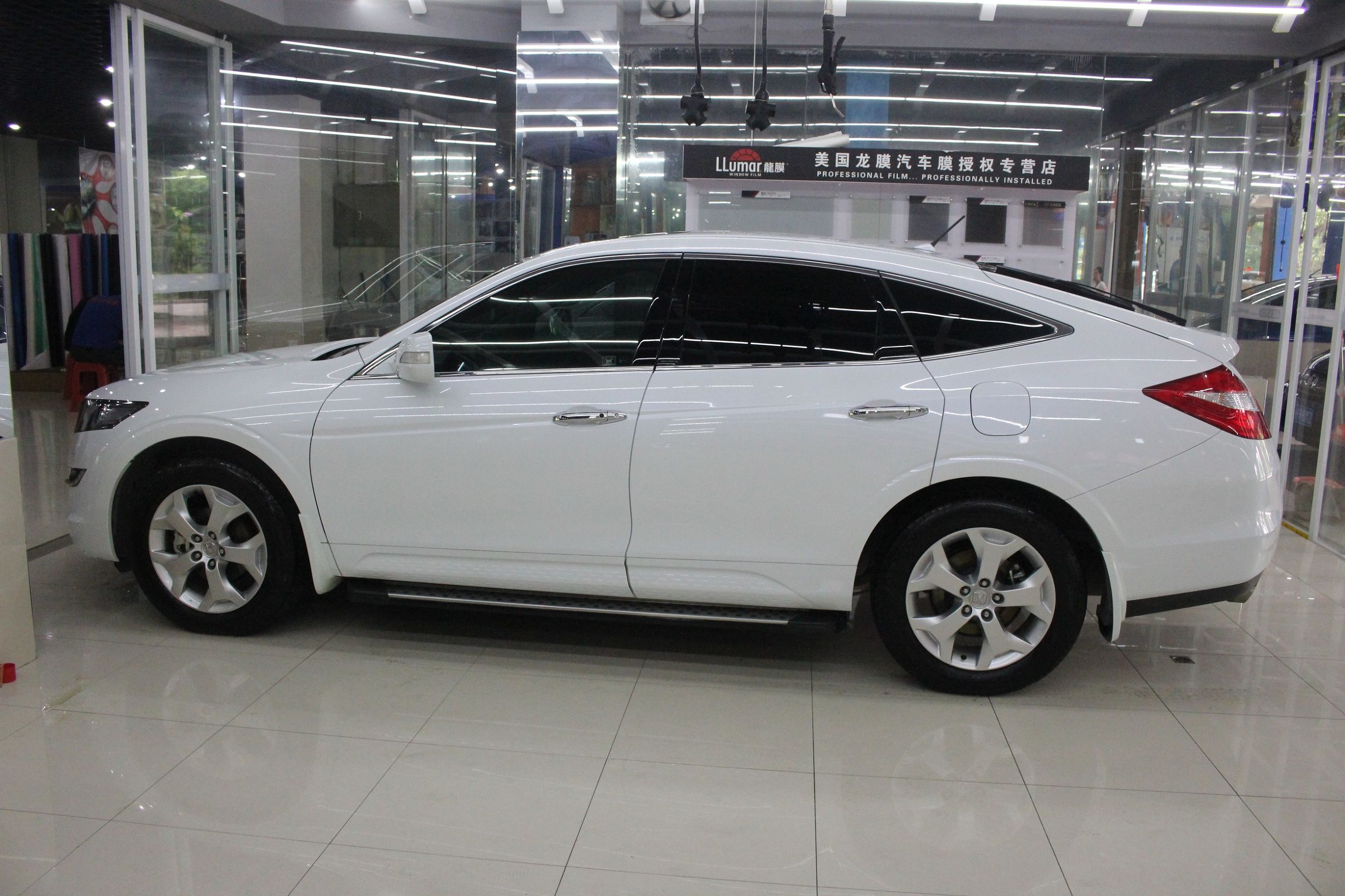 高颜值的小哥为什么会钟爱深圳壹捷X-STAR镀晶？