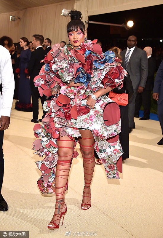 大幂幂大表姐美得稳妥可我更喜欢“玩很大”的日日和水果姐！