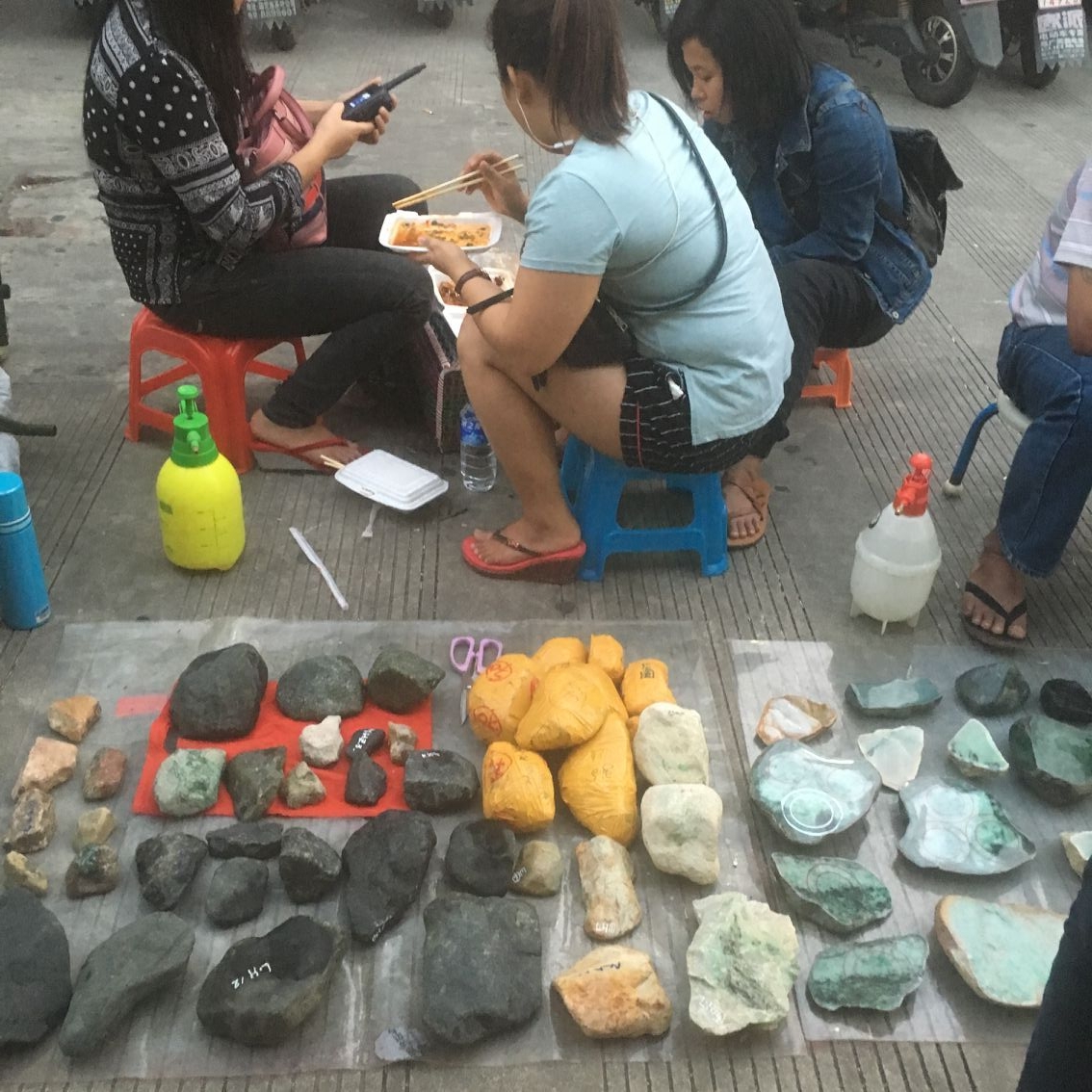 云南瑞丽德龙国际珠宝城全景,瑞丽德隆国际珠宝夜市