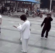 看我真功夫，轻轻一摸，就能打到你吐奶