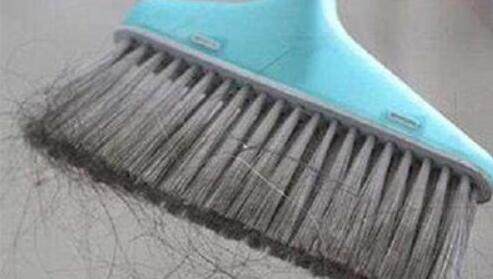 清理地板上的头发神器,地板上头发多用什么妙招能去除