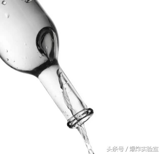 一个杯子倒各种饮料魔术,一个倒水的魔术教学