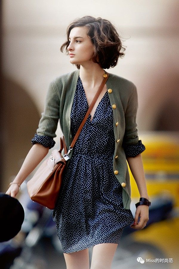 v领上衣时尚显瘦正肩遮肉款,显瘦又清凉