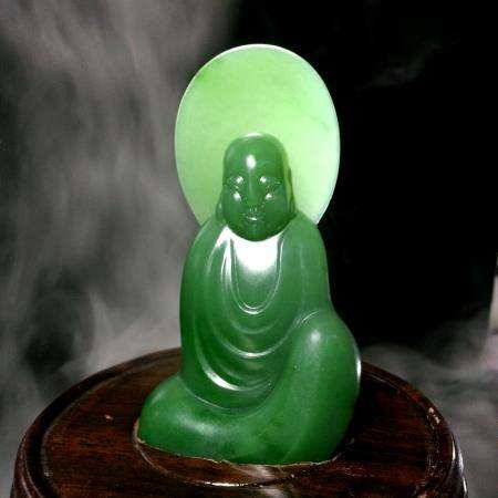 半目微睁，佛像的玉饰为何看似闭着眼睛？