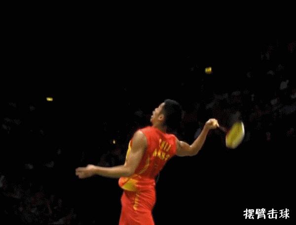 羽毛球杀球过程中挥拍是放松的吗,羽毛球如何挥拍不伤手腕与肘关节