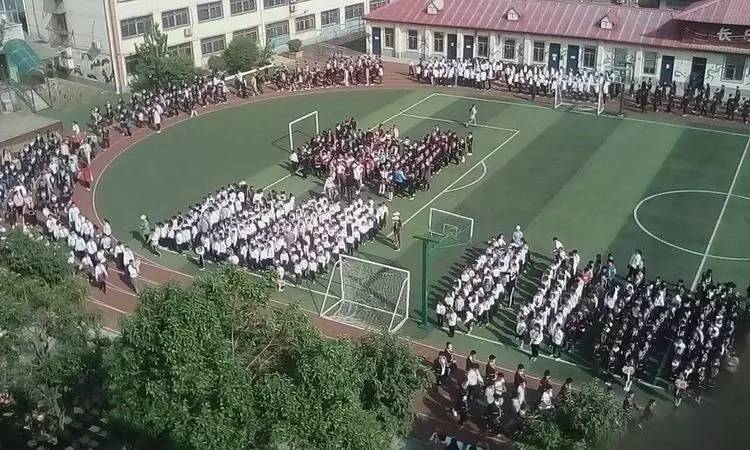 西工区实验小学体育嘉年华之春季趣味运动会第一天纪实