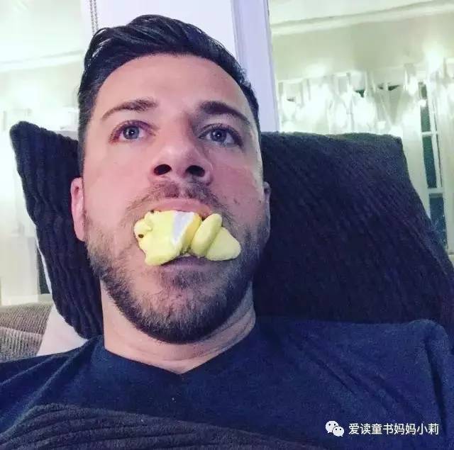 妈妈赚钱养家，爸爸辞职带俩娃累傻了，活活被逼成段子手