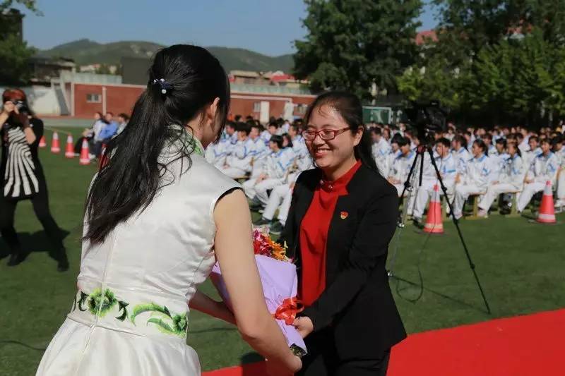 不忘初心跟党走砥砺前行创辉煌,不忘初心跟党走砥砺前行共繁荣