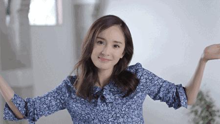 最近杨幂在机场现身变化让人惊讶,杨幂把机场当个人t台秀