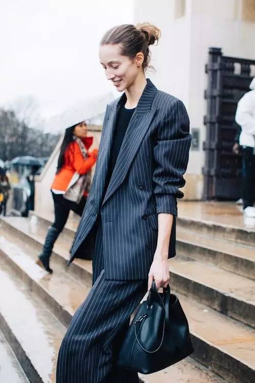 西装+T恤=时髦帅气又有女人味