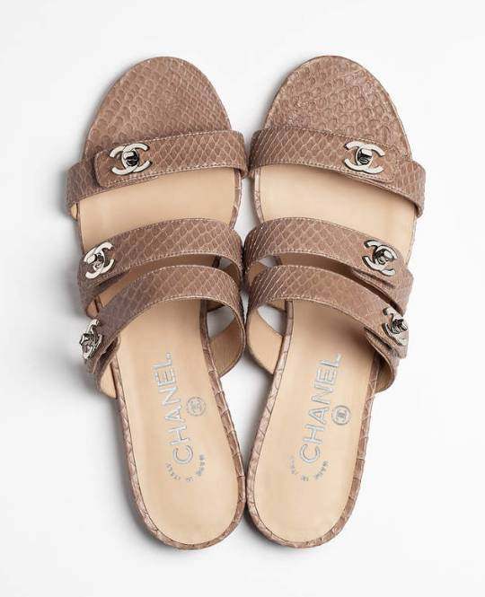 香奈儿凉鞋女塑料一万多,香奈儿凉鞋女款2022新款爆款