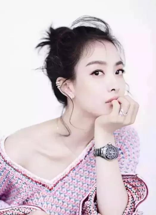 丸子头炸毛娃娃发型,永不过时的丸子头超级简单哦