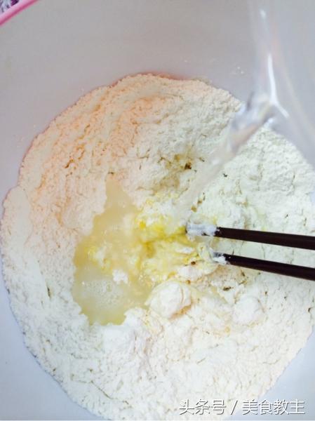 油酥和面炸油条,炸脆皮油条凉水和面