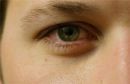 右眼皮跳测凶吉星期几,女人右眼皮跳是吉是凶