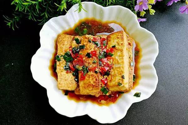 吃素就吃蛋白质丰富得豆腐，好吃到连盘子都能吃掉