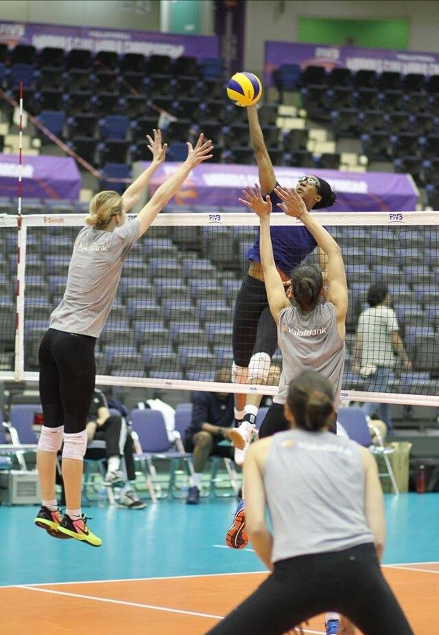 朱婷缺阵友谊赛瓦基弗银行2:2苏黎世提前热身世俱杯