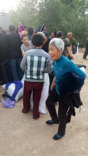 志愿者捐赠衣物视频,志愿者服务队捐赠