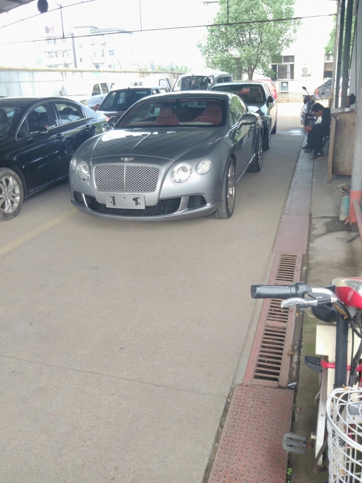 太有钱了！浙江二手车从业者带你看看正在准备过户的二手豪车们