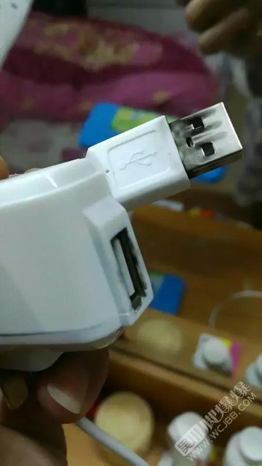 吴川网友刚买手机，结果手机充电接口竟然烧焦了！