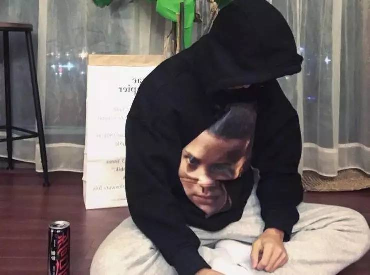 她们为别人穿的衣服，最后都一件一件脱了下来