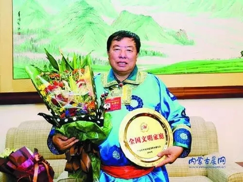 他被评为最美乡村医生上过央视春晚他是草原神医他是蒙古人