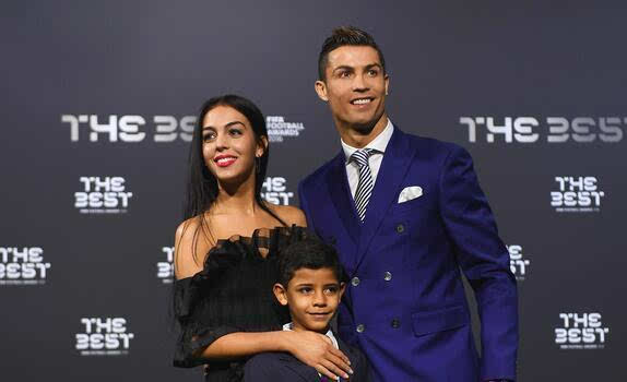 当今足坛三大巨星女友个个惊艳,足坛球星美女妻子